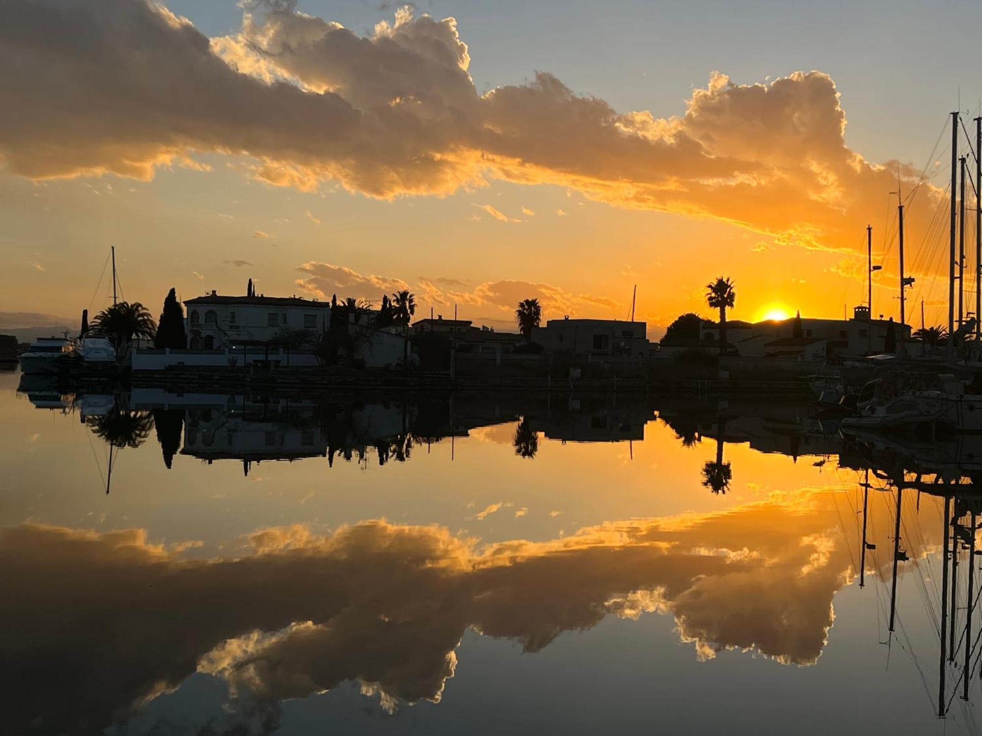 Blau Apartamento Frente A Los Canales Y Las Puestas De Sol De Roses Exterior foto